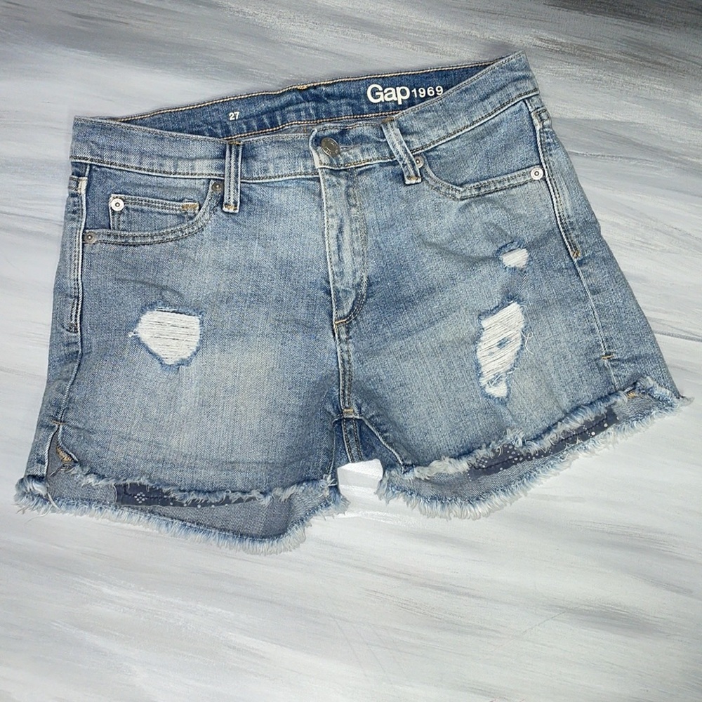 Gap size 27 distressed shorts, great pre-owned condition. Barely worn. - Picture 3 of 5